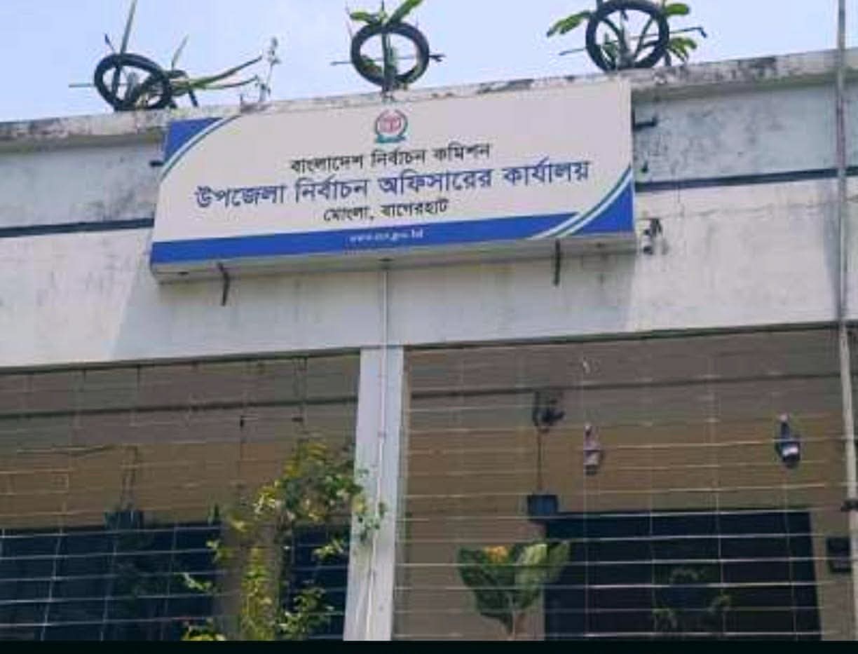 সার্ভার ত্রুটির অজুহাত, মোংলা নির্বাচন অফিসে এক মাস ধরে ভোটার স্থানান্তর সেবা বন্ধ, চরম ভোগান্তিতে সেবা প্রার্থীরা