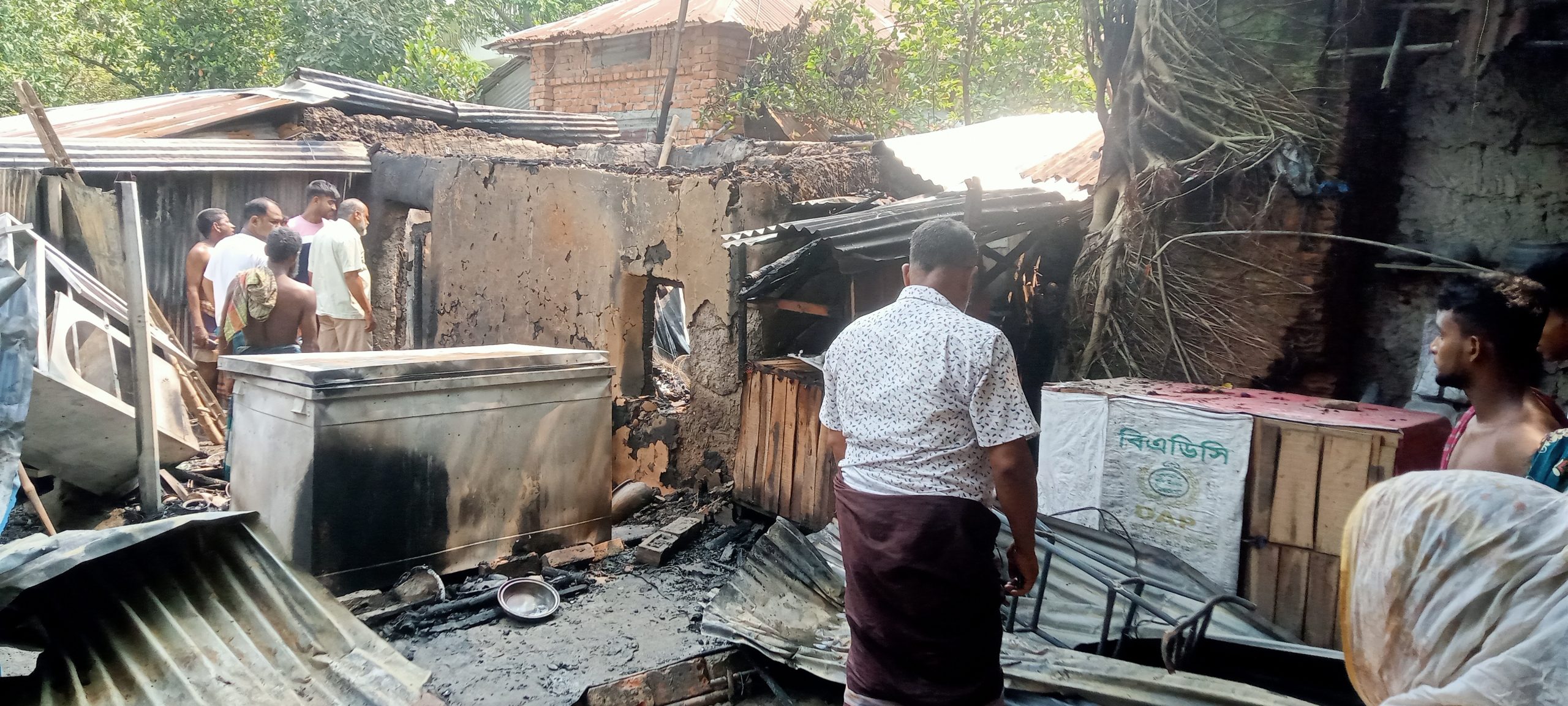 রাণীনগরে বৈদ্যুতিক শর্ট সার্কিটে দুই ভাইয়ের বসতবাড়ি পুড়ে ছাই