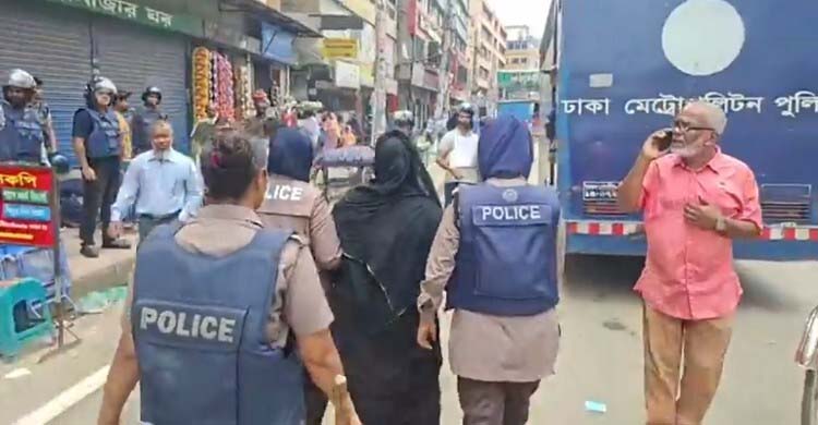 বকেয়া বেতন দাবিতে আন্দোলনরত পোশাকশ্রমিকদের সঙ্গে পুলিশের পাল্টাপাল্টি ধাওয়া