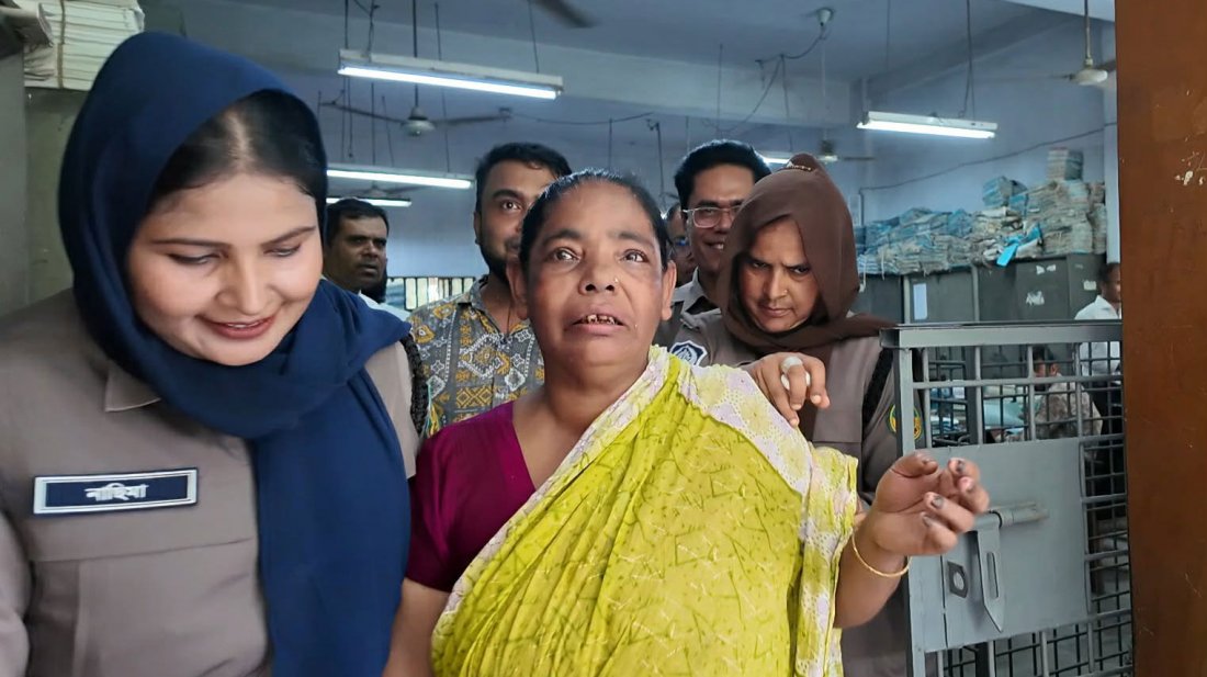 চেক ডিজঅনারের এক মামলায় আদালতে প্রক্সি দিতে এসে নারী আটক