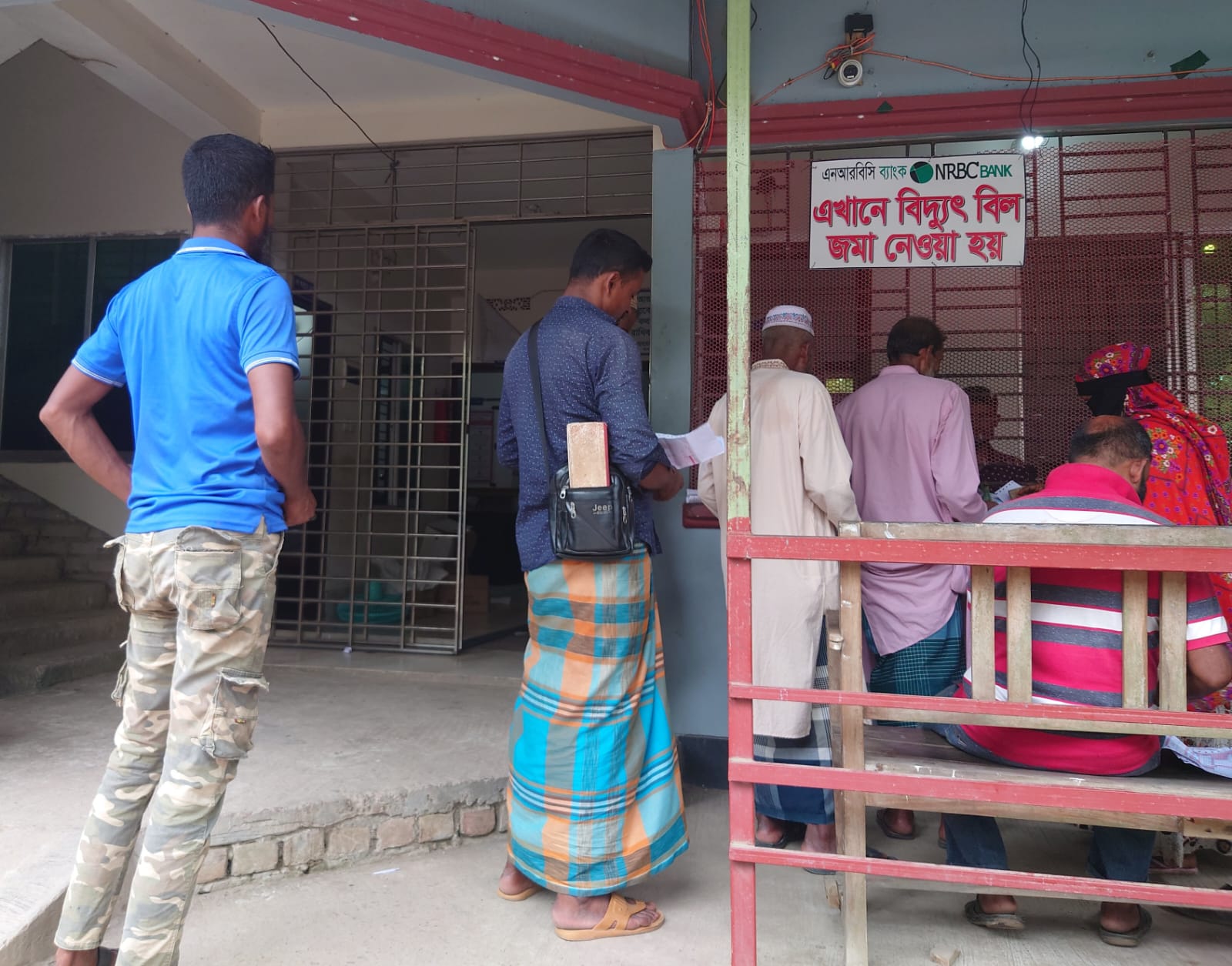 শরণখোলায় পল্লী বিদ্যুতের ‘ভুতুড়ে’ বিলে দিশেহারা গ্রাহক, রিডিং ছাড়াই মনগড়া বিলের অভিযোগ