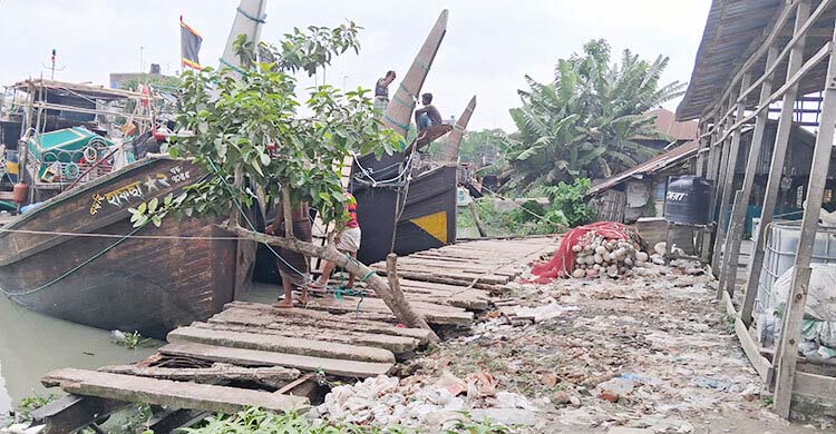শরণখোলা মৎস্য অবতরণ কেন্দ্রের প্রধান ঘাটেরঅেবস্থা বেহাল