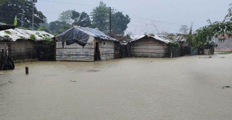 টেকনাফে ভারি বৃষ্টিতে রোহিঙ্গাদের বসতঘর প্লাবিত