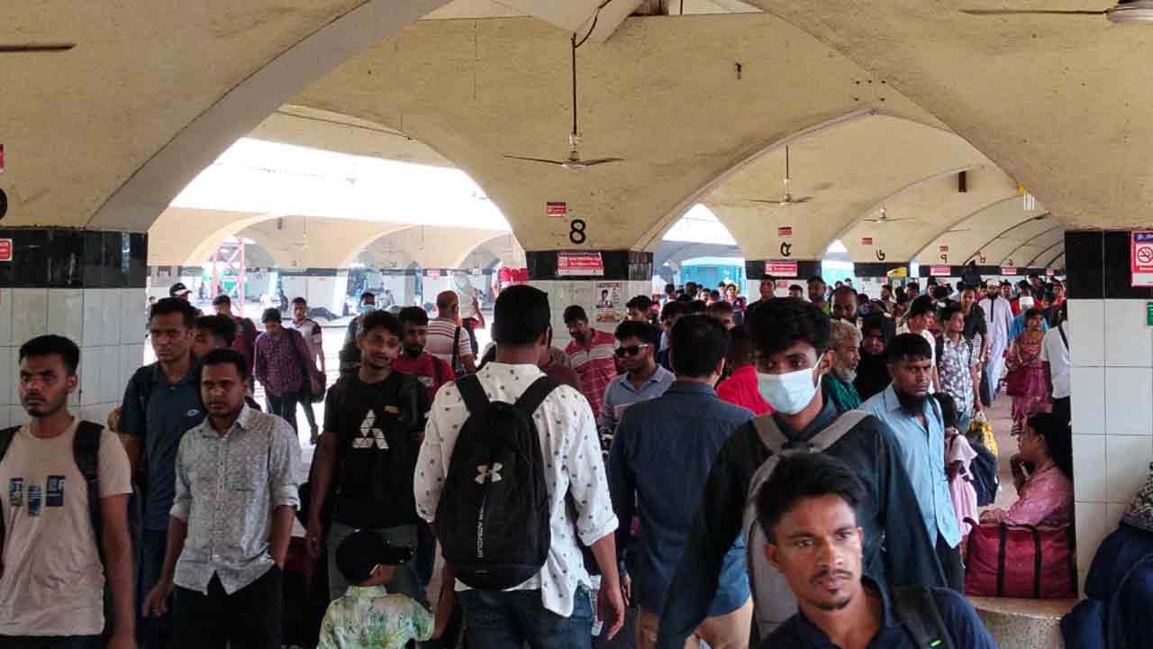 পবিত্র ঈদুল আজহার পঞ্চম দিনে ট্রেনে ভোগান্তি নিয়েই ঢাকায় ফিরছে মানুষ