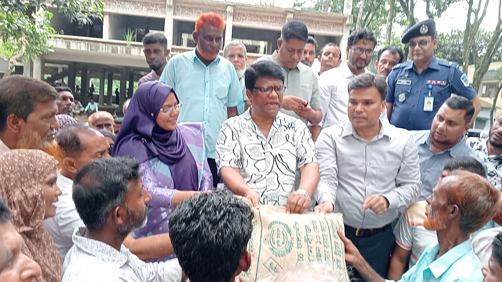 ত্রিশালে সার ও বীজ পেল ৩ হাজার কৃষক