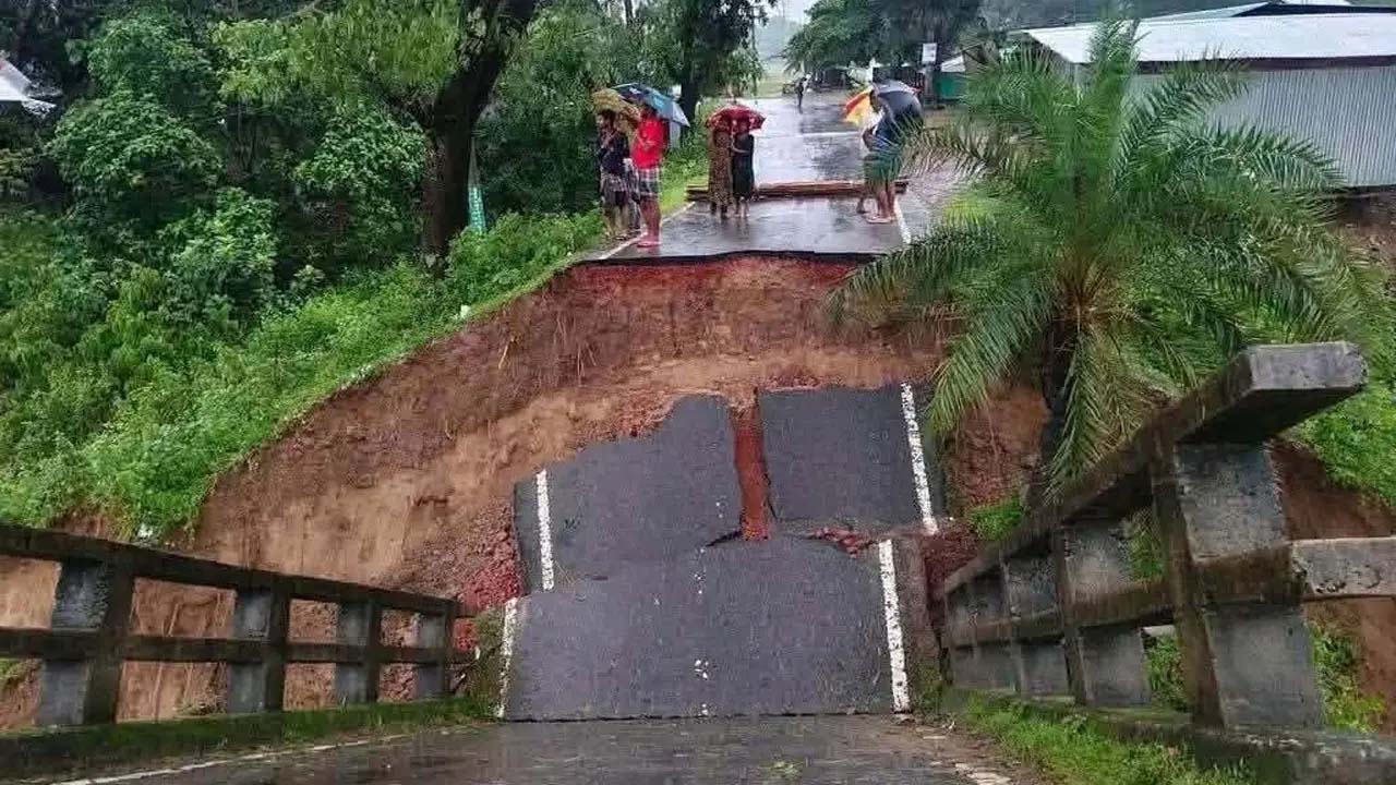 সেতু ধসে পড়ায় বান্দরবান-রাঙ্গামাটি সড়ক যোগাযোগ বিচ্ছিন্ন
