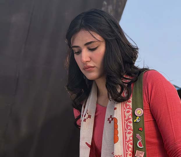 আলিঙ্গনের দৃশ্য করে সমালোচনায় অভিনেত্রী সাহার হাশমি