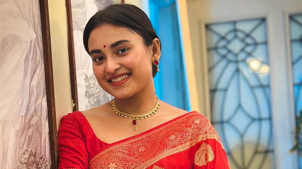 নান্দনিক সোনালী কাজের লাল শাড়িতে তটিনীর চোখজুড়ানো রূপ