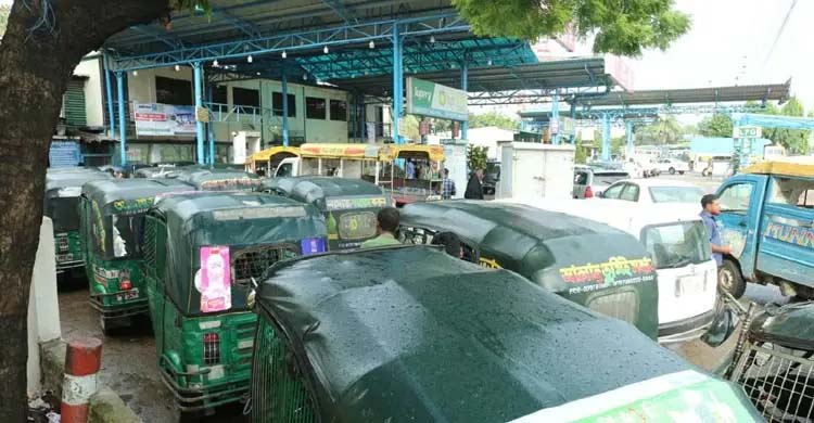 গ্যাস সংকটে সিএনজি স্টেশনগুলোতে দীর্ঘ সারি, অনেক স্টেশন বন্ধ