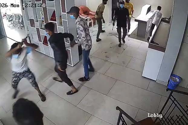 ২ কোটি টাকা চাঁদা না পেয়ে দিন-দুপুরে চট্টগ্রামে ব্যবসাপ্রতিষ্ঠানে সশস্ত্র হামলা