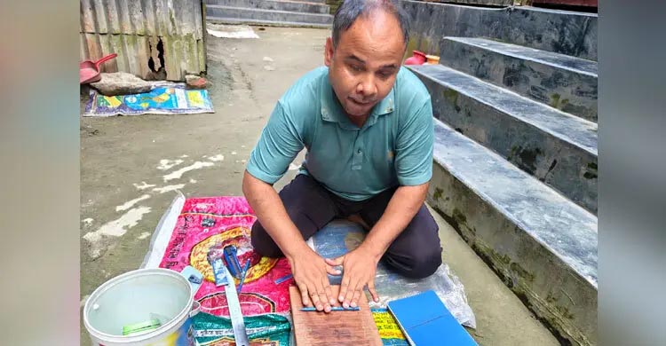 কাগজ দিয়ে পরিবেশবান্ধব কলম তৈরি করছেন গাইবান্ধার দৃষ্টি প্রতিবন্ধী শরিফুল