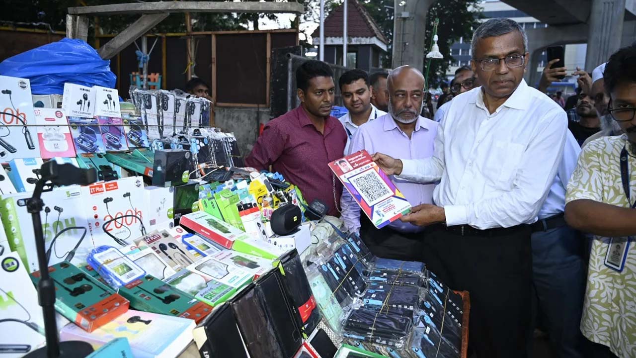 নগদ টাকাবিহীন লেনদেনের স্বপ্ন বাস্তবায়নে কিউআর স্ক্যানেই চা, মোগলাই ও সবজি কিনলেন গভর্নর