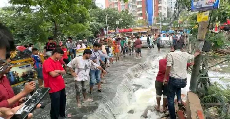 পানির চাপে সড়ক ধস, গুলশান-শাহজাদপুর লিংক রোডে যান চলাচলে বিঘ্ন