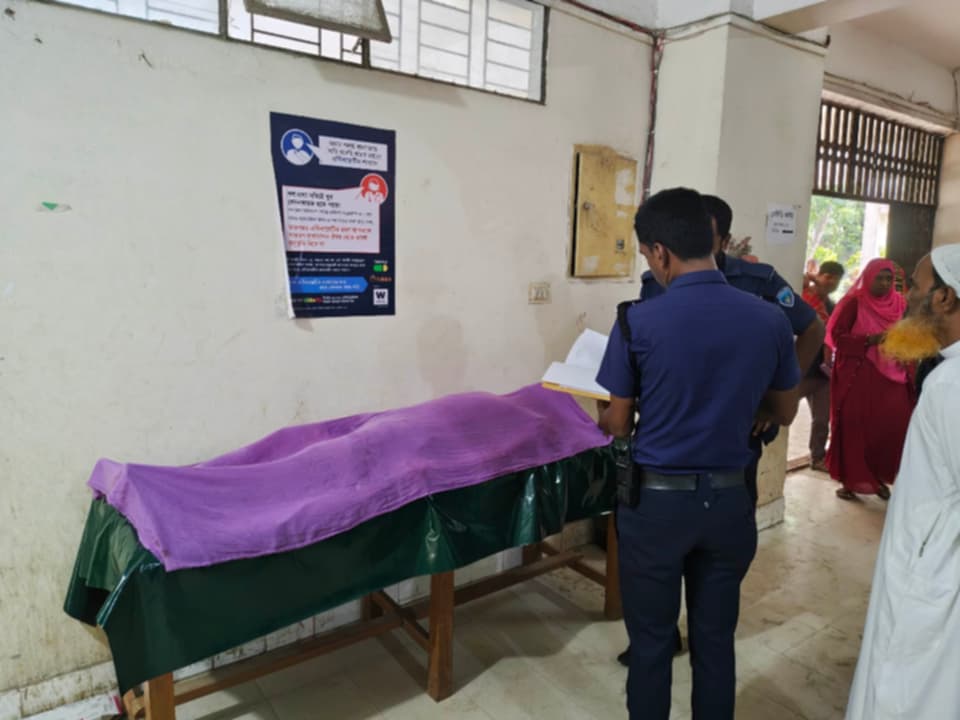 হোমনায় অবৈধ ড্রেজারের ডাম থেকে পুকুরে পড়ে যুবকের মৃত্যু