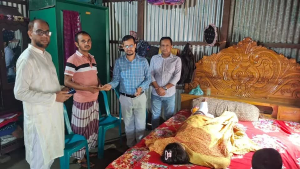 হোমনায় দেয়াল ধসে আহত তিন শিক্ষার্থীর বাড়িতে গিয়ে খোঁজ নিলেন ইউএনও