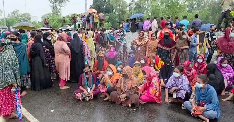 বেতনের দাবিতে ঢাকা-আরিচা মহাসড়ক অবরোধ করে শ্রমিকদের বিক্ষোভ