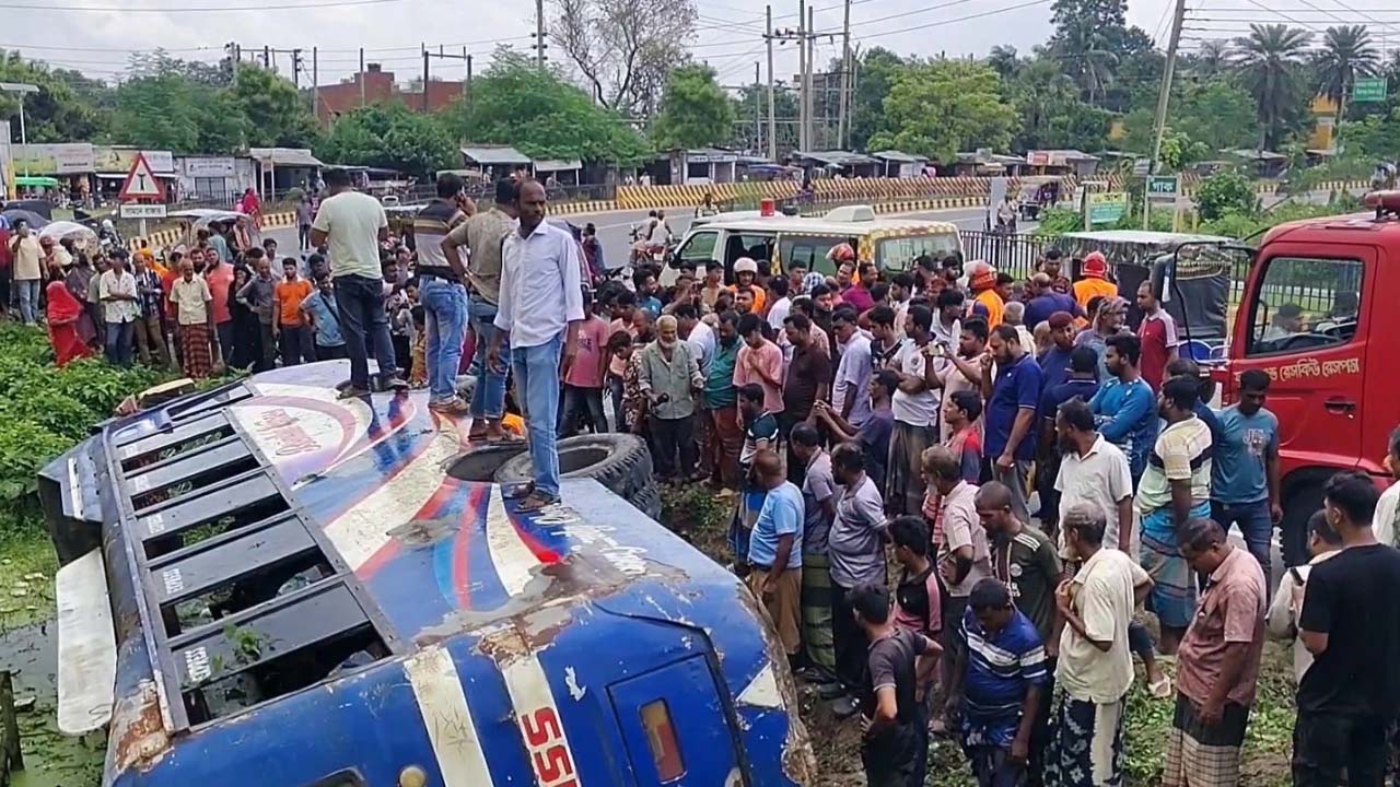 মেহেরপুরে যাত্রীবাহী বাস উল্টে আহত ১৩