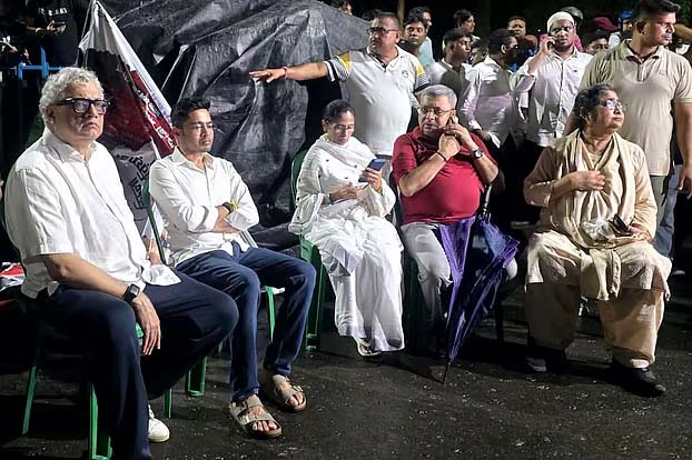 কলকাতায় মমতার ‘শহীদ দিবস’ মঞ্চে ভাঙচুর, বিভক্ত কংগ্রেসের আলাদাভাবে পালনের উদ্যোগ