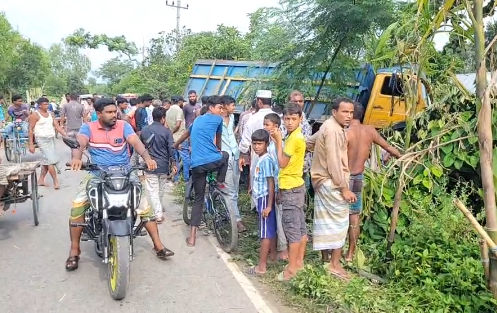 ডোমারে সড়ক দুর্ঘটনায় একই পরিবারের ৩ জনসহ ভ্যানচালকের মৃত্যু