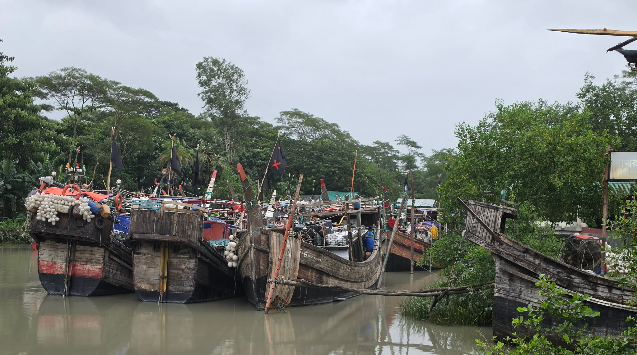 সাগর উত্তাল, থমকে গেছে মাছ শিকার—খালি হাতে ফিরেছেন পাথরঘাটার জেলেরা