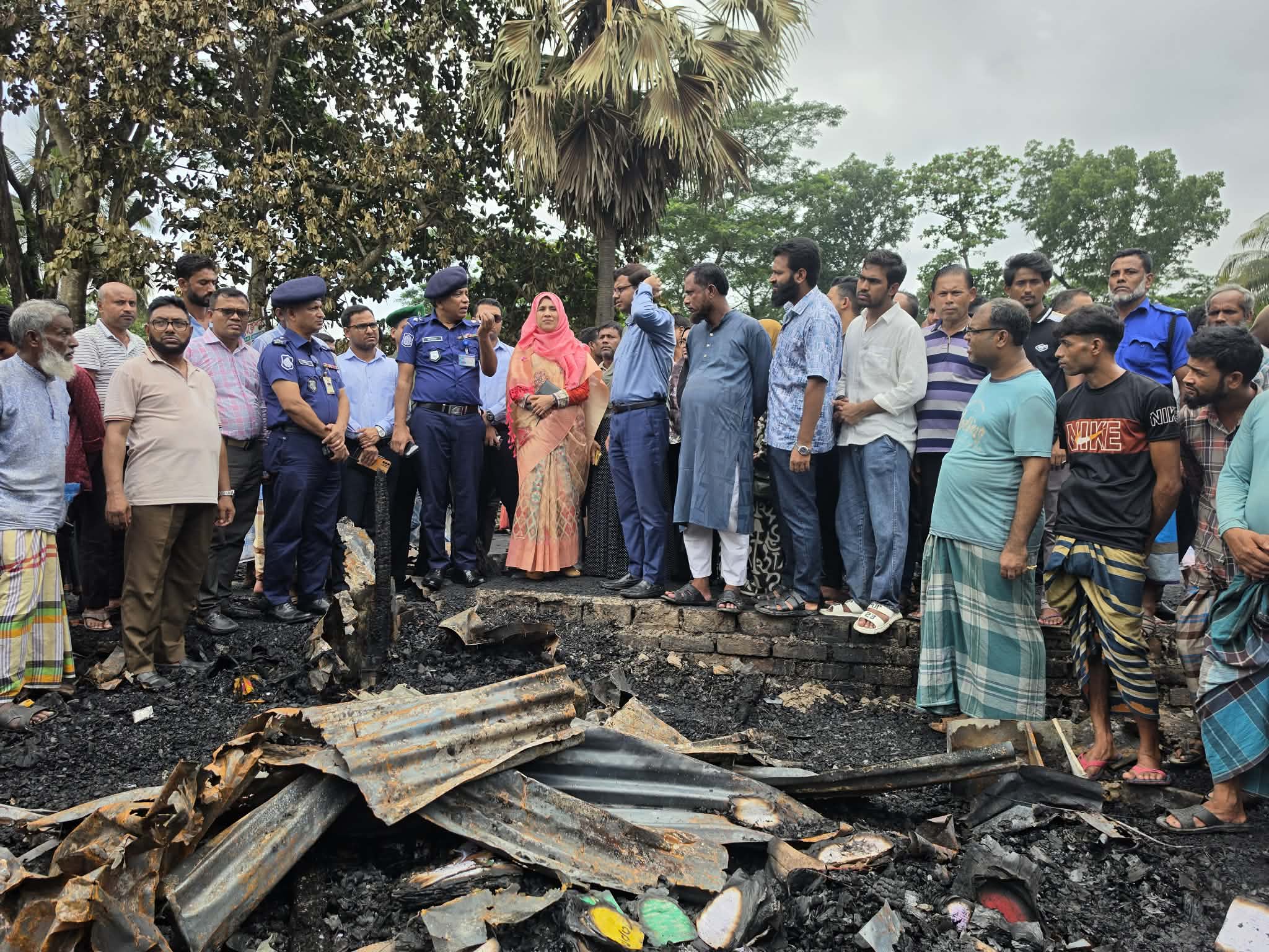 পাথরঘাটায় লেমুয়া বাজারে আগুন, অর্ধশতাধিক দোকান পুড়ে ছাই. ১৫ কোটি টাকার ক্ষতির আশঙ্কা