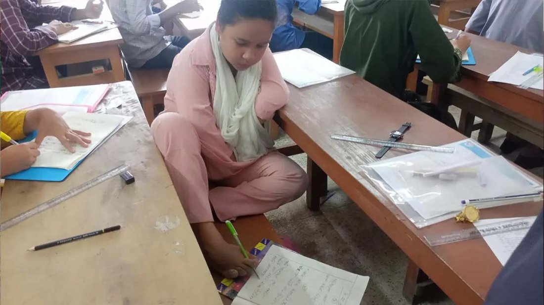 রংপুরে পা দিয়ে লিখে এইচএসসি পরীক্ষা দিচ্ছেন পলি রানী