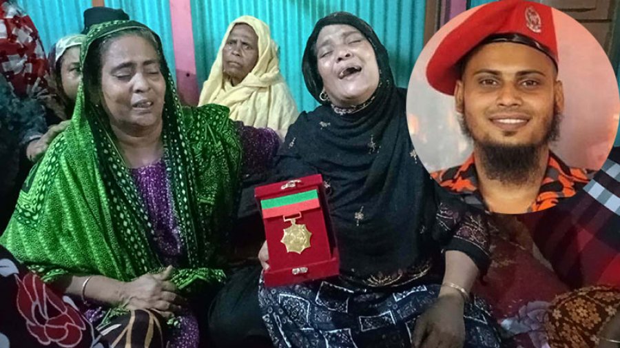 রাষ্ট্রীয় পদকপ্রাপ্ত ডুবুরি সাদিক হোসেন শুভর পদক বুকে নিয়ে আহাজারি করছেন মা