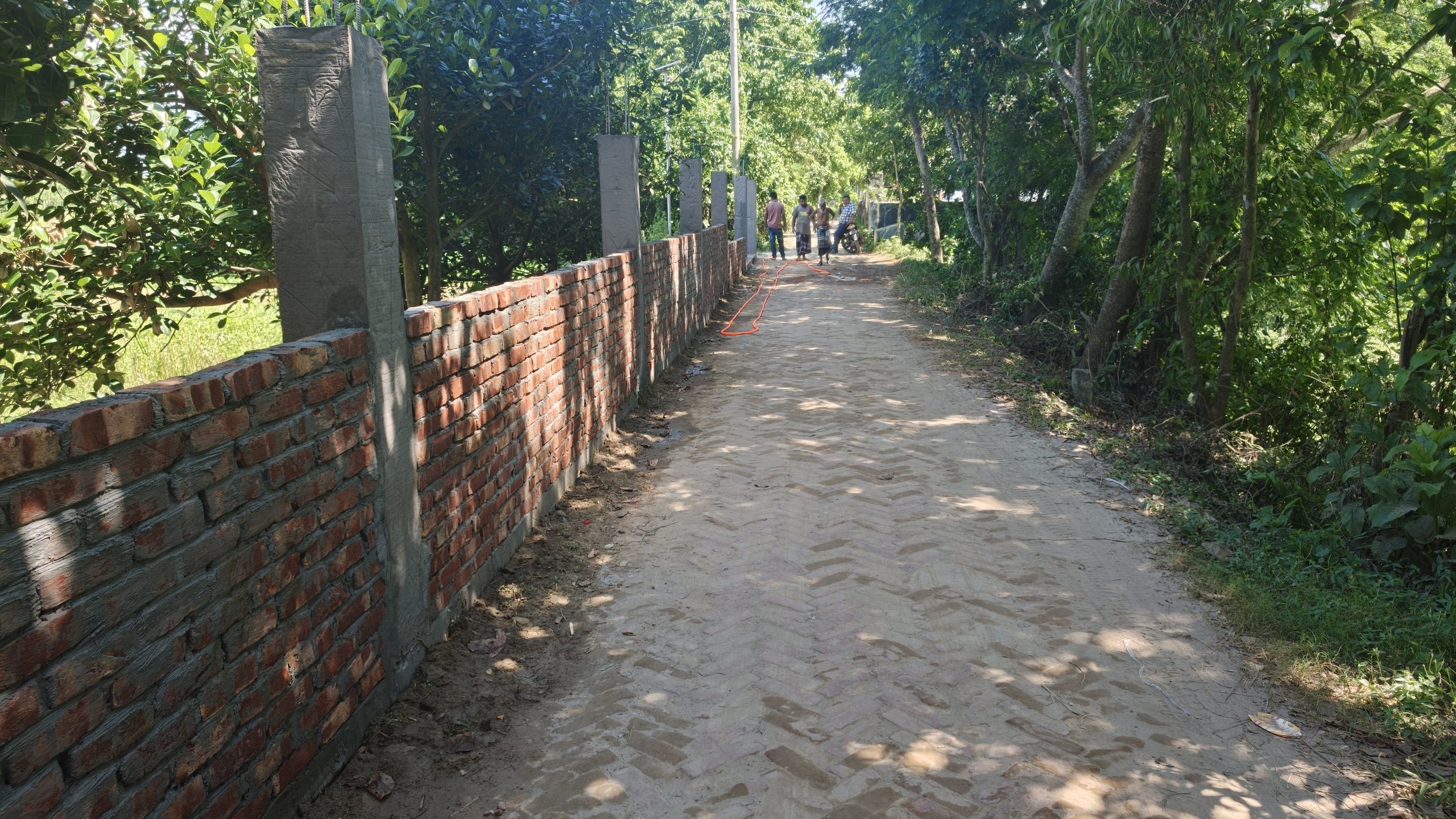 রাস্তা সরু হয়ে যাওয়ায় ঝুঁকিপূর্ণ চলাচল