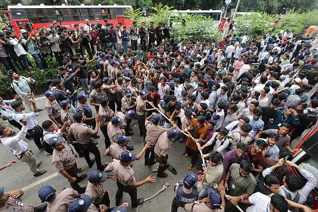 ঢাকা বিশ্ববিদ্যালয়ের ভিসি চত্বরে শিক্ষার্থীরা, পুলিশের বাধা