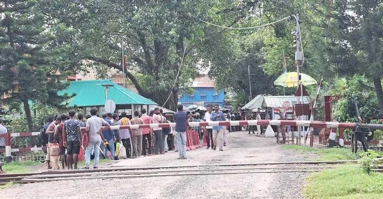 ভারতীয় টুরিস্ট ভিসা চালু হওয়ায় হিলি ইমিগ্রেশন দিয়ে বেড়েছে যাত্রী পারাপার