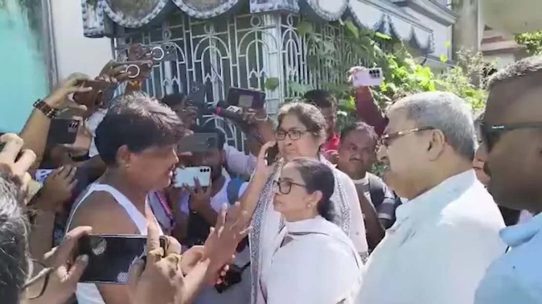 মমতার গাড়িবহরে জুতা ও কাদা নিক্ষেপ, ‘ডাকাতের রানি’ স্লোগান