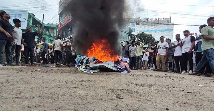 বগুড়ায় এনসিপি নেতাদের ব্যানার পুড়িয়ে ছাত্রদলের বিক্ষোভ