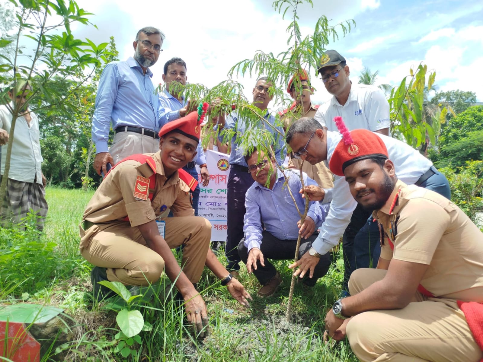 পিরোজপুর সরকারি সোহরাওয়ার্দী কলেজে বিএনসিসির উদ্যোগে বৃক্ষরোপণ কর্মসূচি অনুষ্ঠিত