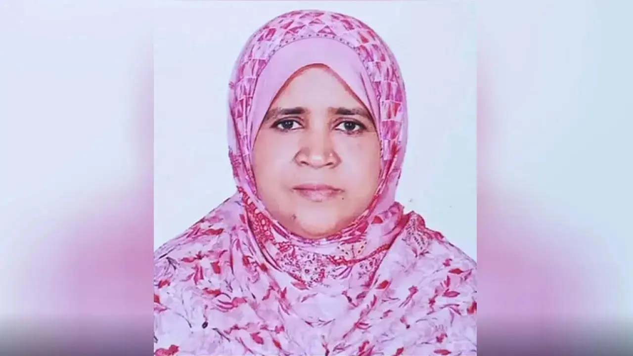 বগুড়ায় বিদ্যালয় প্রাঙ্গণে জানাজা হলো ছিনতাইকারীর টানে নিহত শিক্ষিকার
