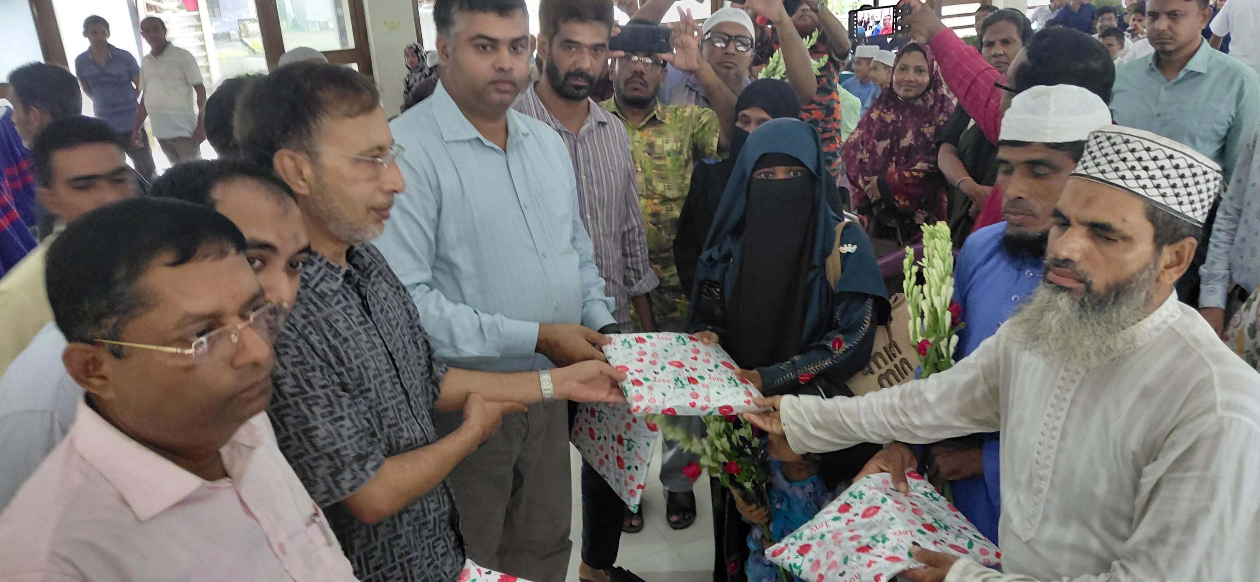 কচুয়ায় জুলাই গণঅভ্যুত্থান দিবসে জেবী গ্রুপের পক্ষ থেকে উপহার প্রদান