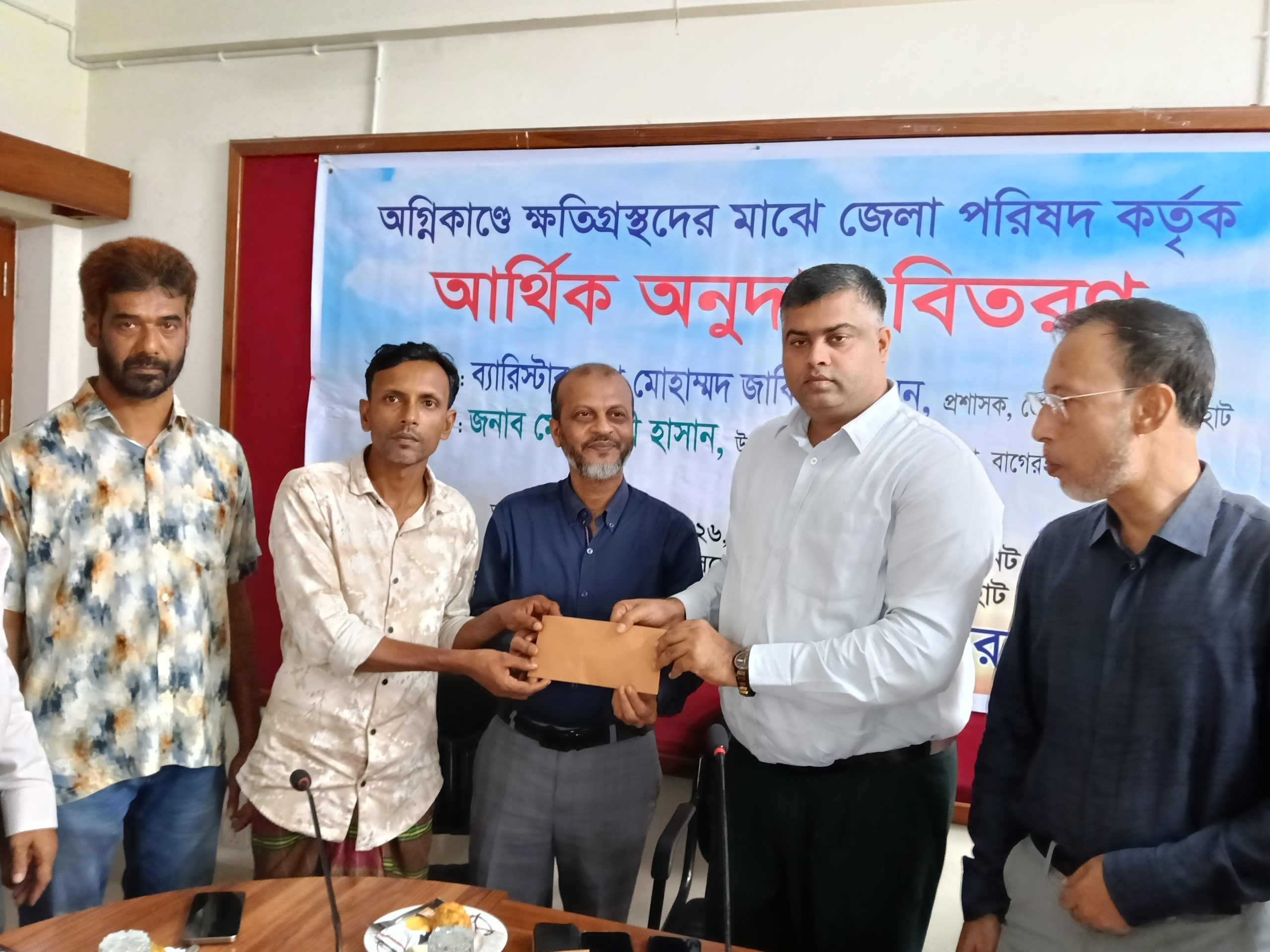 কচুয়ায় অগ্নিকাণ্ডে ক্ষতিগ্রস্তদের মাঝে জেলা পরিষদের অনুদান বিতরণ