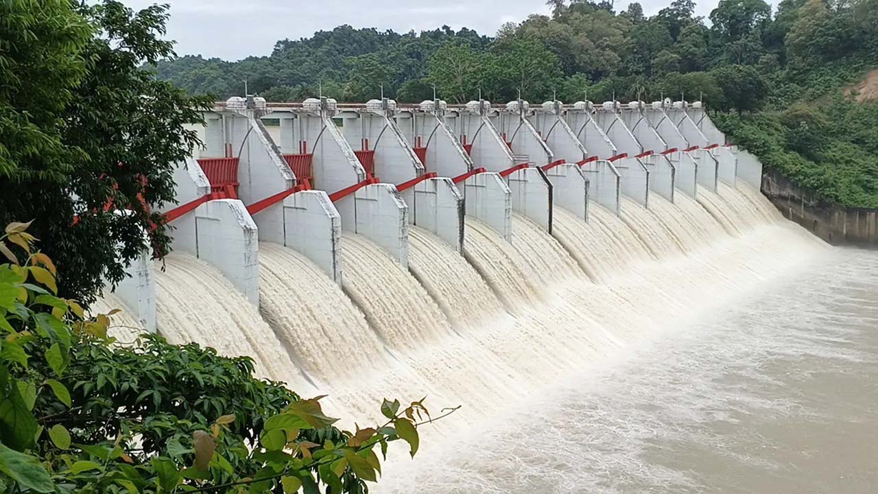 ৩ ফুট খোলা হলো কাপ্তাই বাঁধের ১৬ জলকপাট