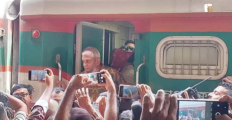 স্টেশনে গিয়ে জনসাধারণের কাছে রেলওয়ের সমস্যা শুনলেন মন্ত্রী