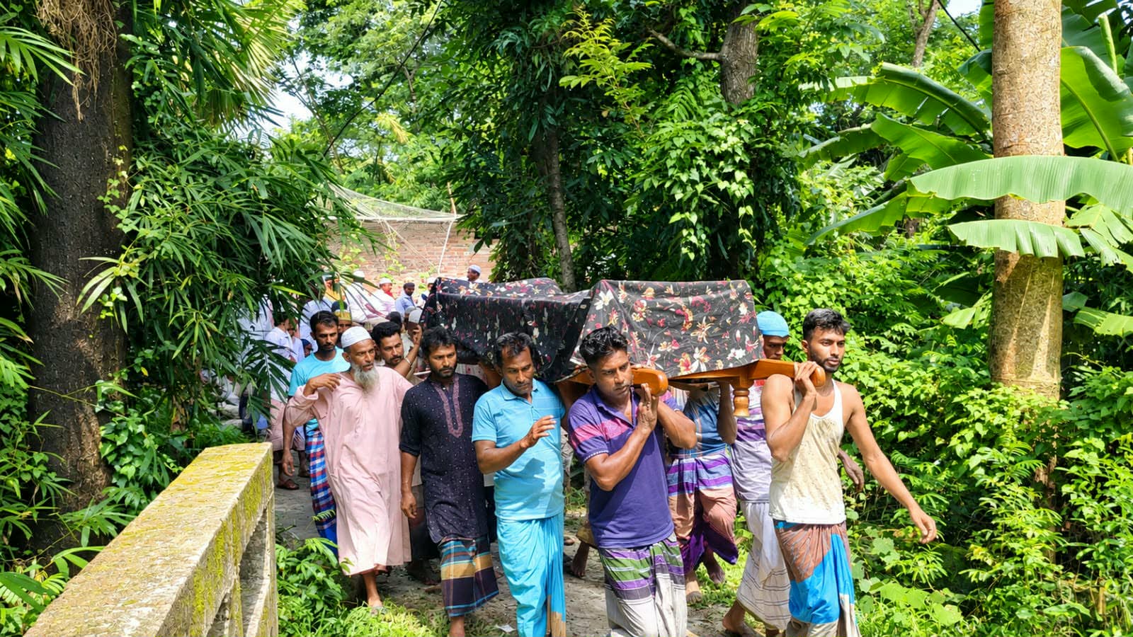 পাথরঘাটায় ট্রলারডুবি: ৪৮ ঘণ্টা পর ১ জেলের মরদেহ উদ্ধার, নিখোঁজ -৪