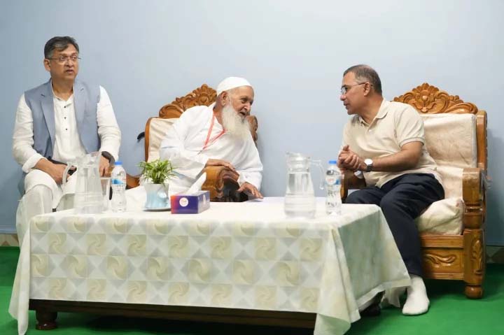 হেফাজত আমিরের সঙ্গে সাক্ষাৎ প্রধানমন্ত্রীর , নিয়েছেন স্বাস্থ্যের খোঁজখবর