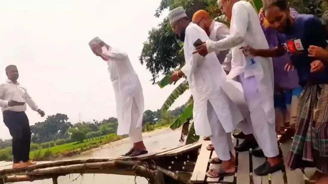 ‘সাঁকোর শেষ মাথা পর্যন্ত গেলেও সমস্যা হবে না’ বলার পরই ভেঙে পড়ল, অল্পের জন্য রক্ষা পেলেন এমপি