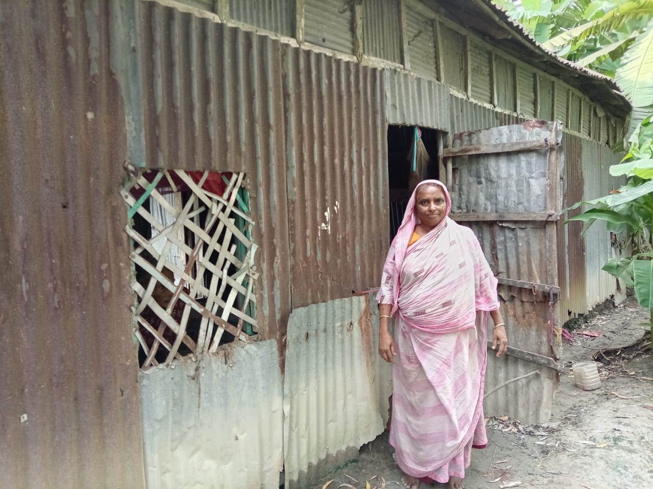 ত্রিশালে জরাজীর্ণ ঘরে দিনযাপন , একটি ঘর ও ফ্যামিলি কার্ড চান বৃদ্ধা সমেলা