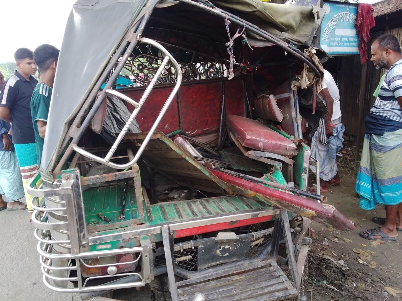 ত্রিশালে বাস চাপায় দুইজন নিহত