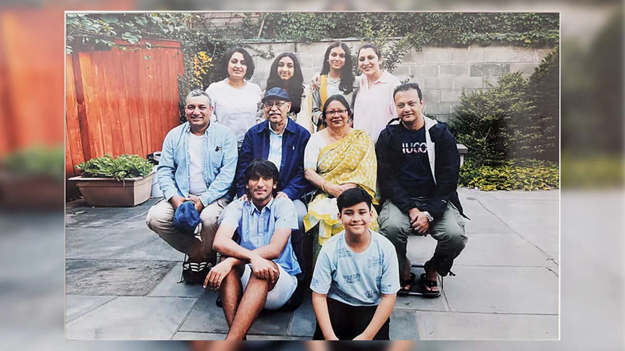 জীবনের ৮২ বছর পেরিয়ে নিয়মিত অভিনয়টা চালিয়ে যাচ্ছেন আবুল হায়াত