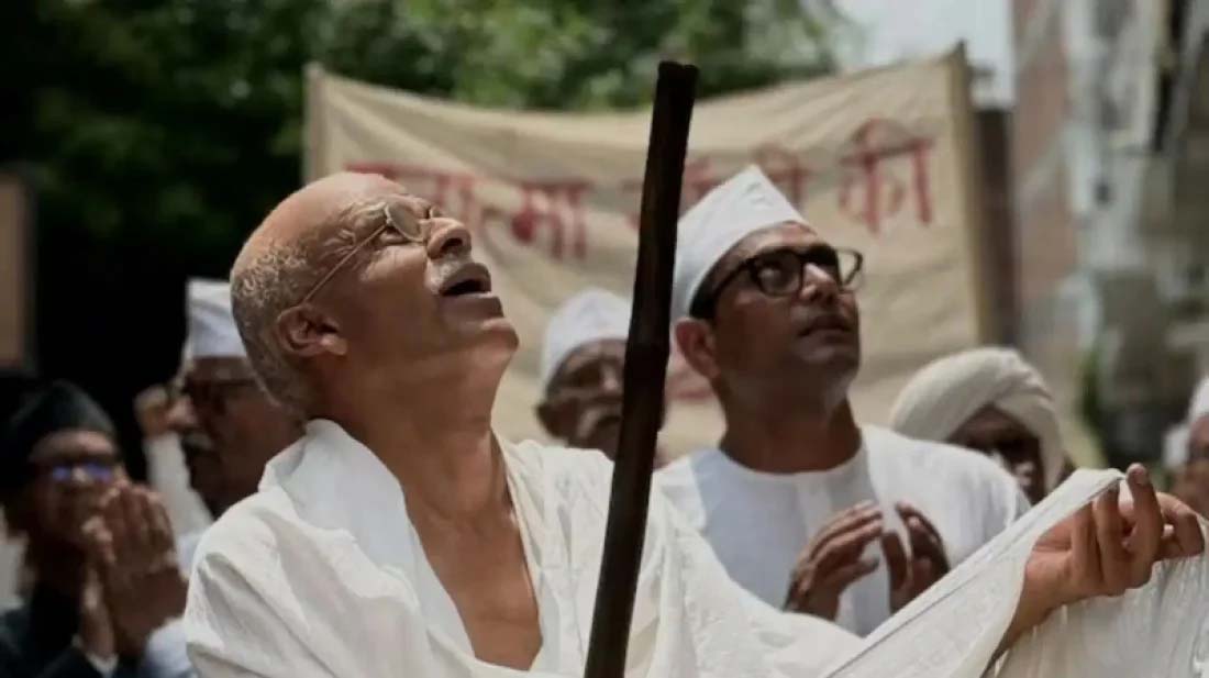 গান্ধীর লুকের প্রশংসায় মনোজ বাজপেয়ি