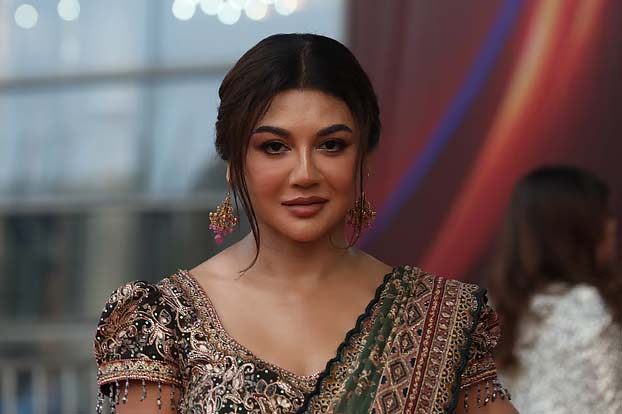 ওটিটি প্ল্যাটফর্ম হইচইয়ে ঘরে বসেই দেখা যাচ্ছে জয়ার ‘আজও আর্ধাঙ্গিণী’