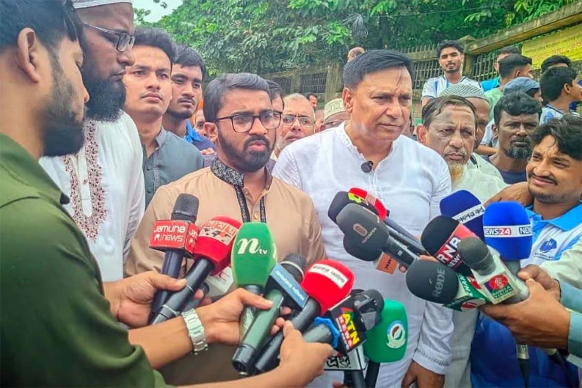 জামায়াত রাজনৈতিকভাবে হঠকারী দল: রাশেদ খাঁন