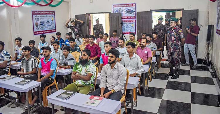 চাঁপাইনবাবগঞ্জের সীমান্তবর্তী যুবকদের ইলেকট্রিক্যাল প্রশিক্ষণ দিচ্ছে বিজিবি