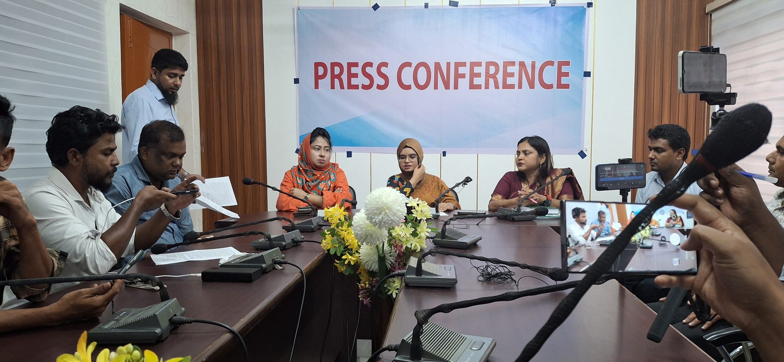 দুর্গাপুরে ৬৭০ বস্তা সার উদ্ধারের ঘটনায় প্রশাসনের সংবাদ সম্মেলন, ‘সার গায়েবের’ অভিযোগ প্রত্যাখ্যান