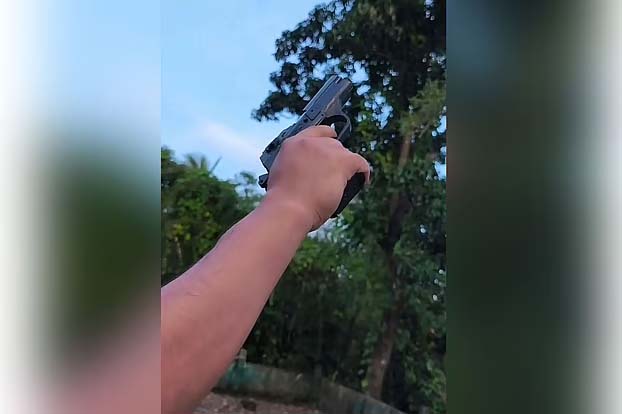 রাউজানে যুবদল কর্মী হত্যার পর রায়হানের ফেসবুকে পিস্তল দিয়ে গুলি ছোড়ার ভিডিও